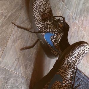 Nike zebra type roshes